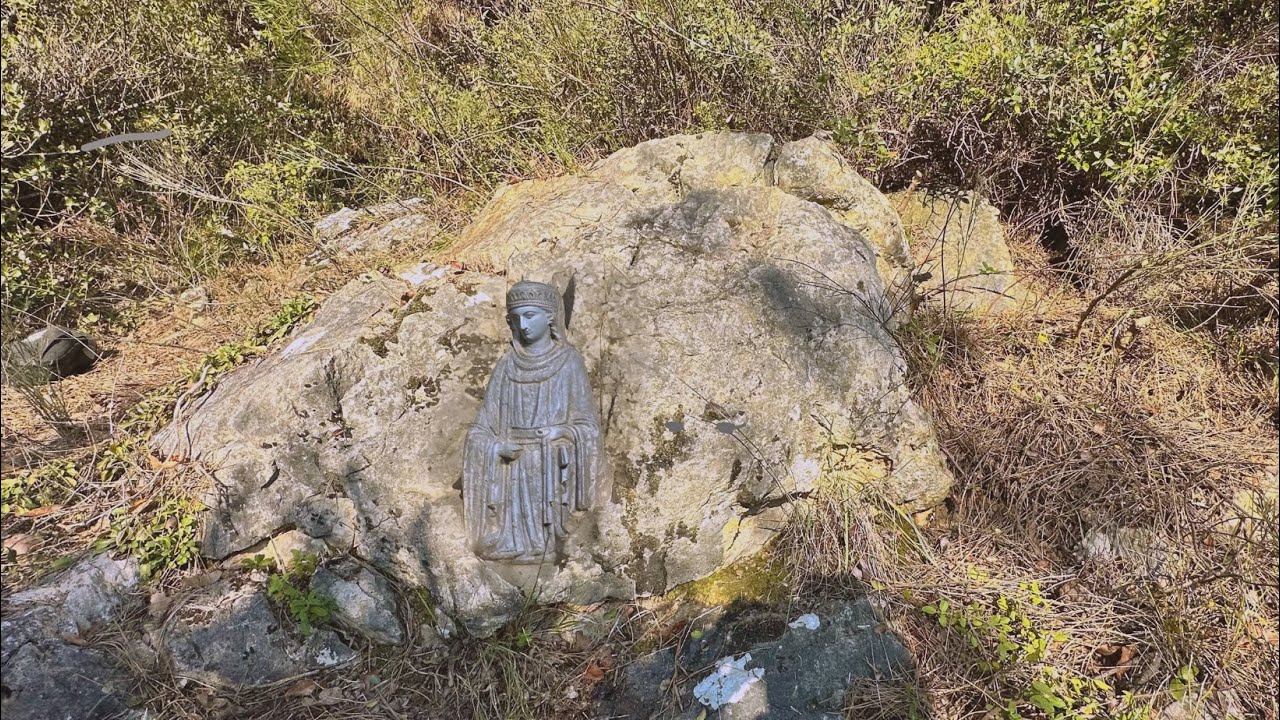 Прекрасные алмазы и сокровища, найденные под камнями на вершине...