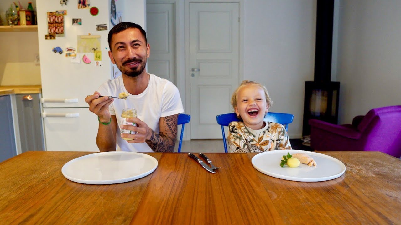 Barnmat vs Mat CHALLENGE - Baby Food vs Real Food