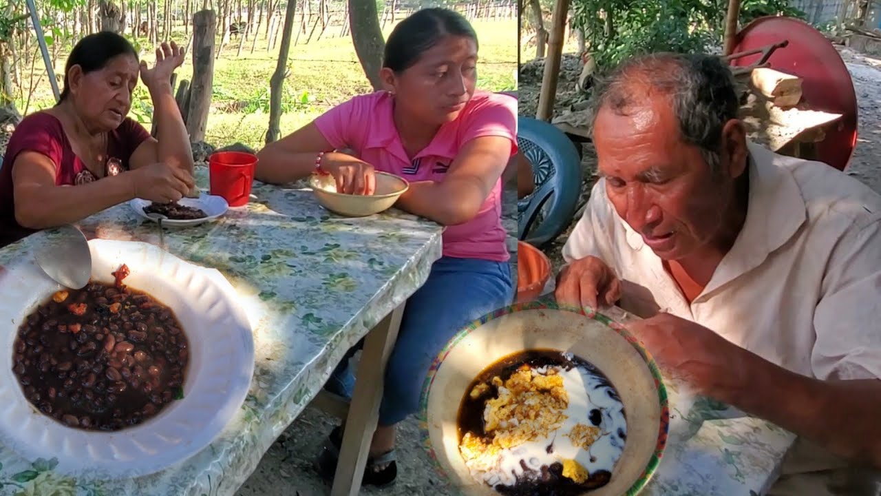 Ami papa le toco Comer frijoles con crema y huevo asi disfrutamos en familia 😫☹