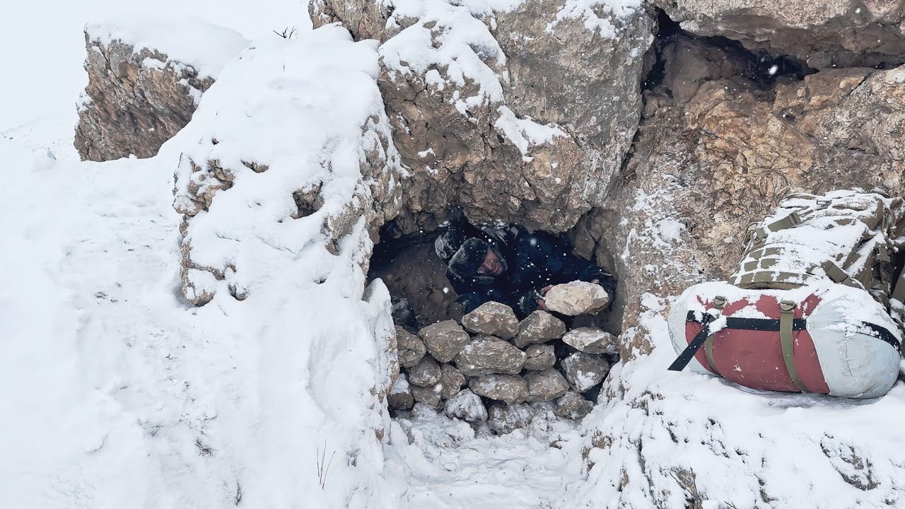 Caught in a Deadly Blizzard and storm/building a warm and cozy shelter with fireplace- I survived