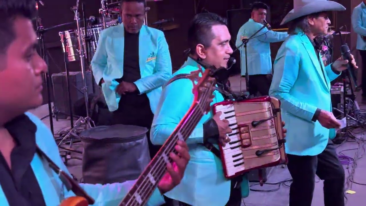 Asi se puso el baile en pantitlan CDMX con los cumbieros del sur