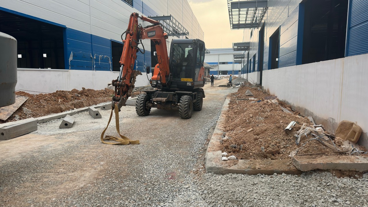 Riview video Máy xúc máy Dào: Excavator Làm Việc ở cồng trường cẩu vỉa làm mặt bằng