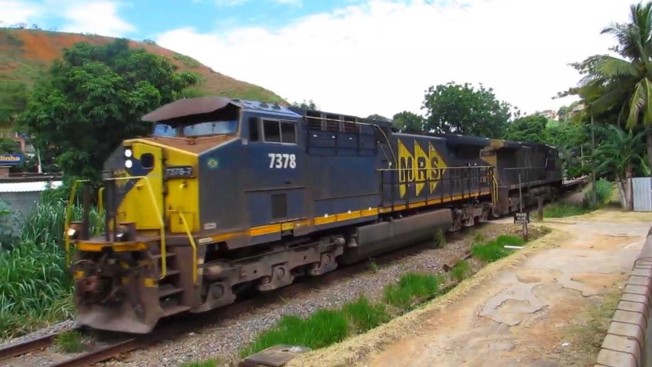 Dupla de locomotivas AC44i no carga geral com vagões plataformas na Linha do Centro - MRS Logística 