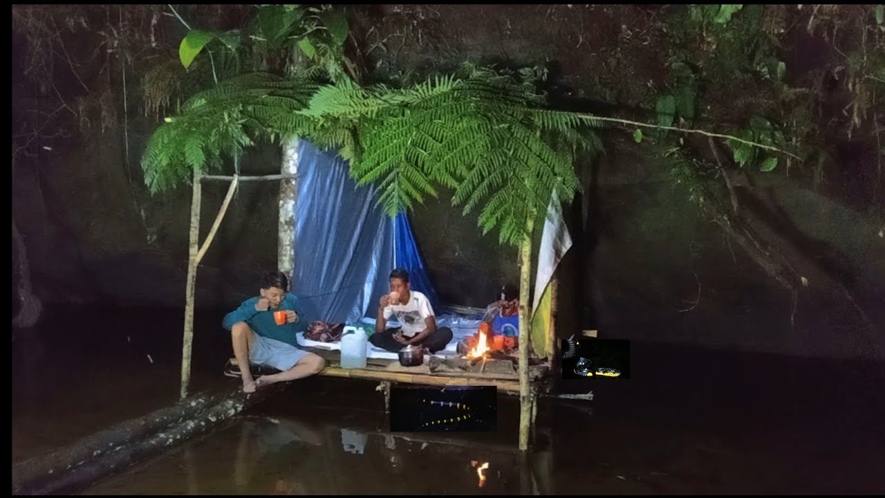 Camping hujan deras membangun shelter di atas air bawah batu ngeri!! tiba tiba ada ular cincin emas 