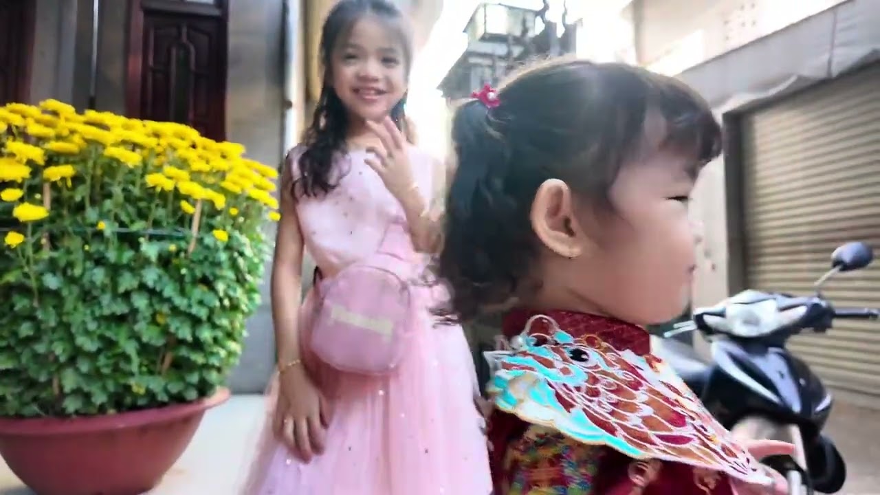 GIA ĐÌNH QUÂY QUẦN BÊN MAI VÀNG 