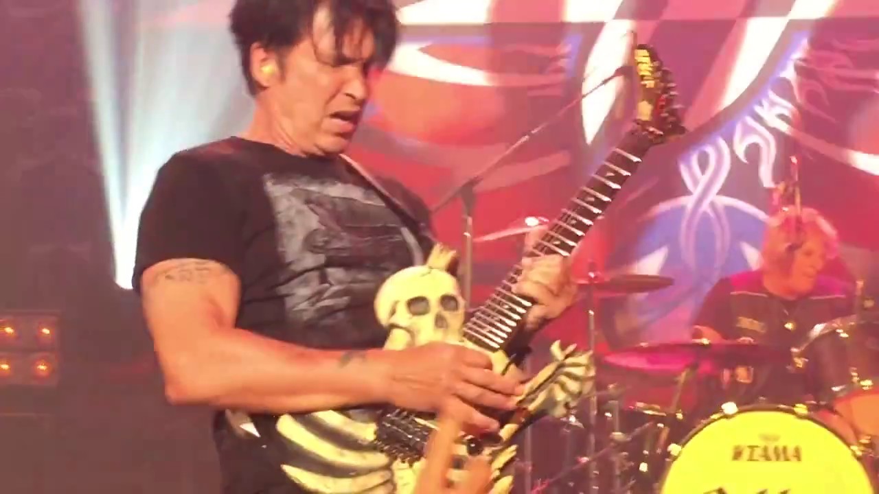 George Lynch playing the OG Bones #00 with Dokken in Japan