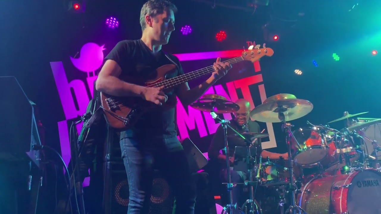MIKE STERN & JEFF LORBER LIVE 2019. INSANE EDMOND GILMORE BASS SOLO.
