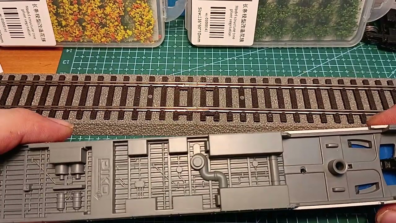 How to open PIKO IC passenger car