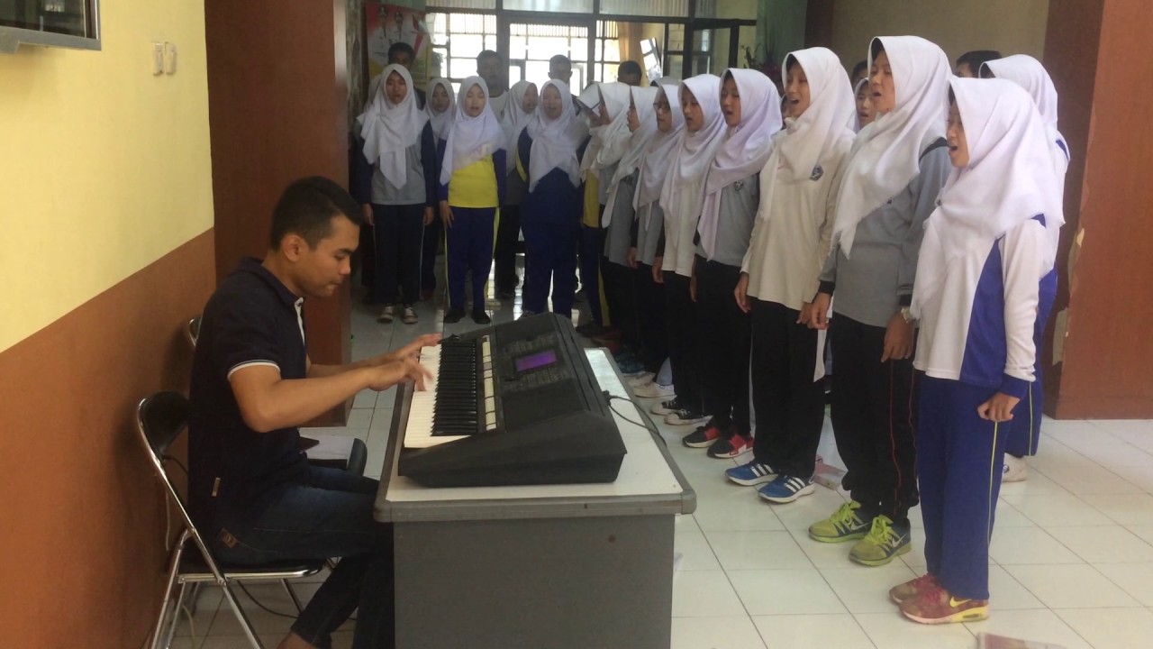 Latihan lagu Pantang Mundur Paduan Suara Kabupaten Bandung 2017