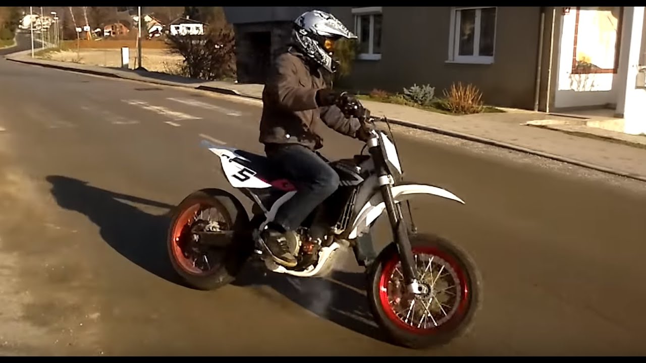 Driving with my HUSQVARNA TC 510 2010 supermoto only insane engine sound
