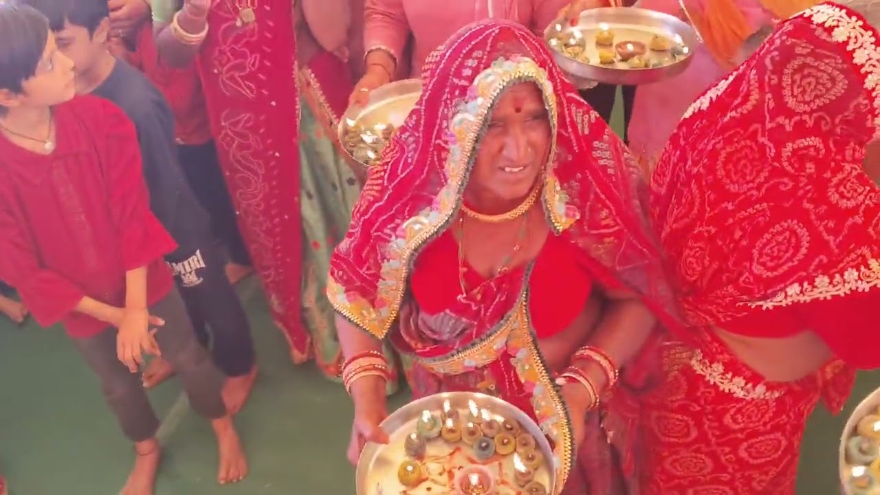 1100 दीपकों के साथ हुई भागवत कथा की आरती...! पहली बार देखा ऐसा नज़ारा...! जय गोपालपुरा बड़ी धाम...!