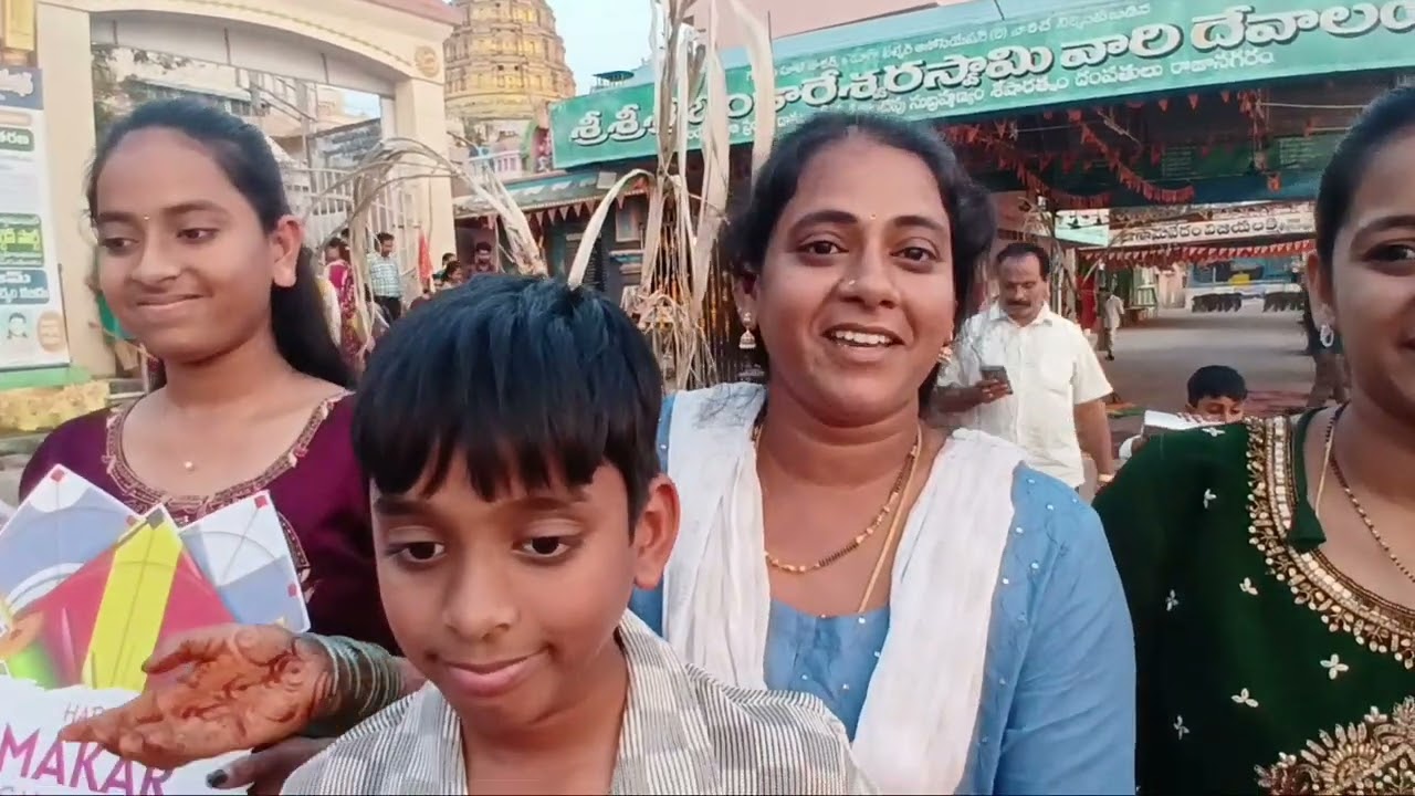 కనుమ సంబరాలు చిన్న పిల్లలతో ప్రారంభం కత్తర్ నుంచి వచ్చారు చిన్న పిల్లలతో శ్లోకాలు తో గౌతమి ఘాట్లో