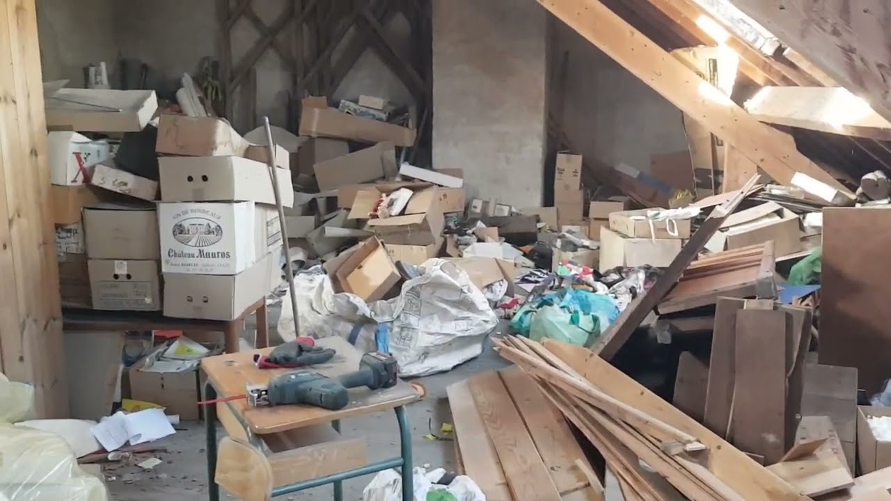 Je vide intégralement le grand grenier d'une école