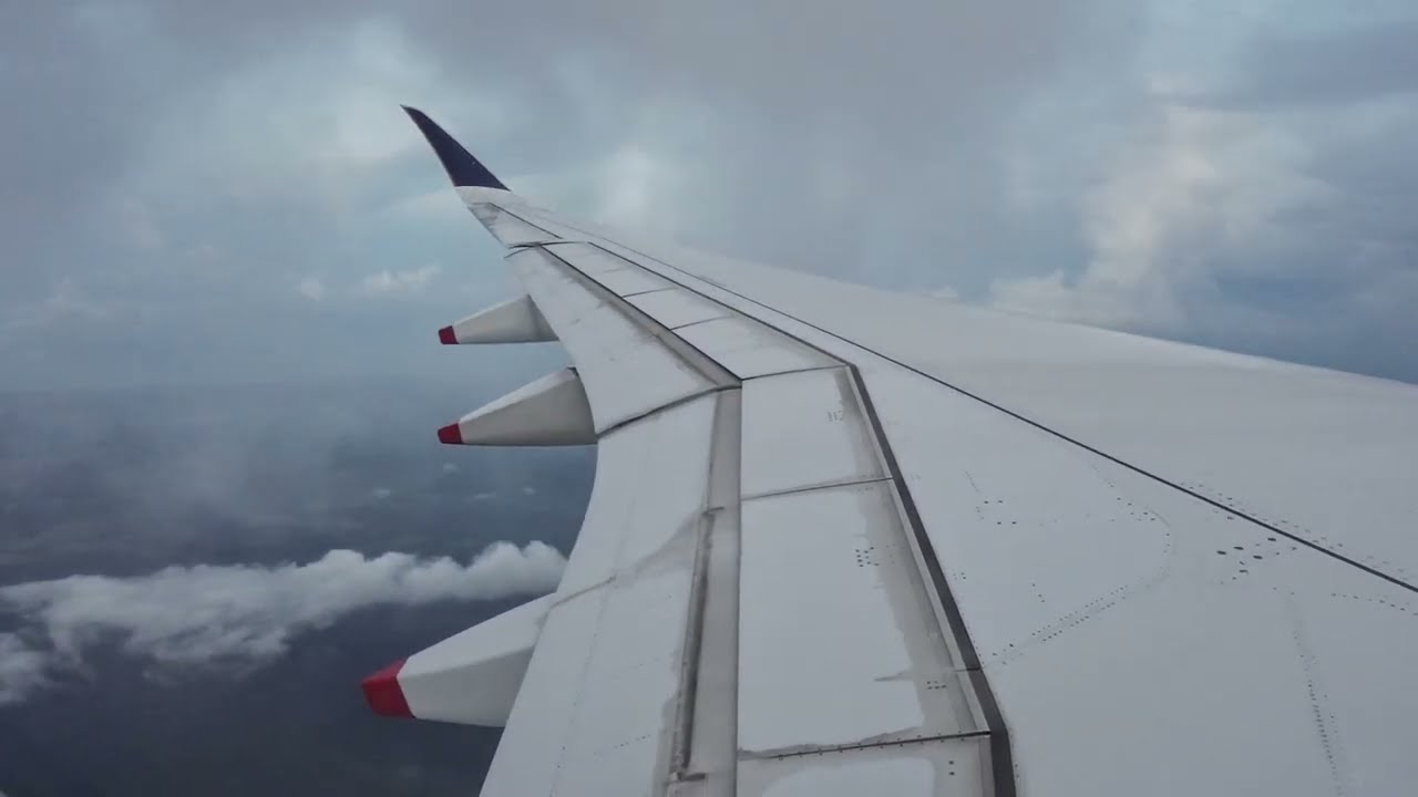 Singapore Airlines Airbus A350-900 landing in Singapore Changi Airport (SIN)