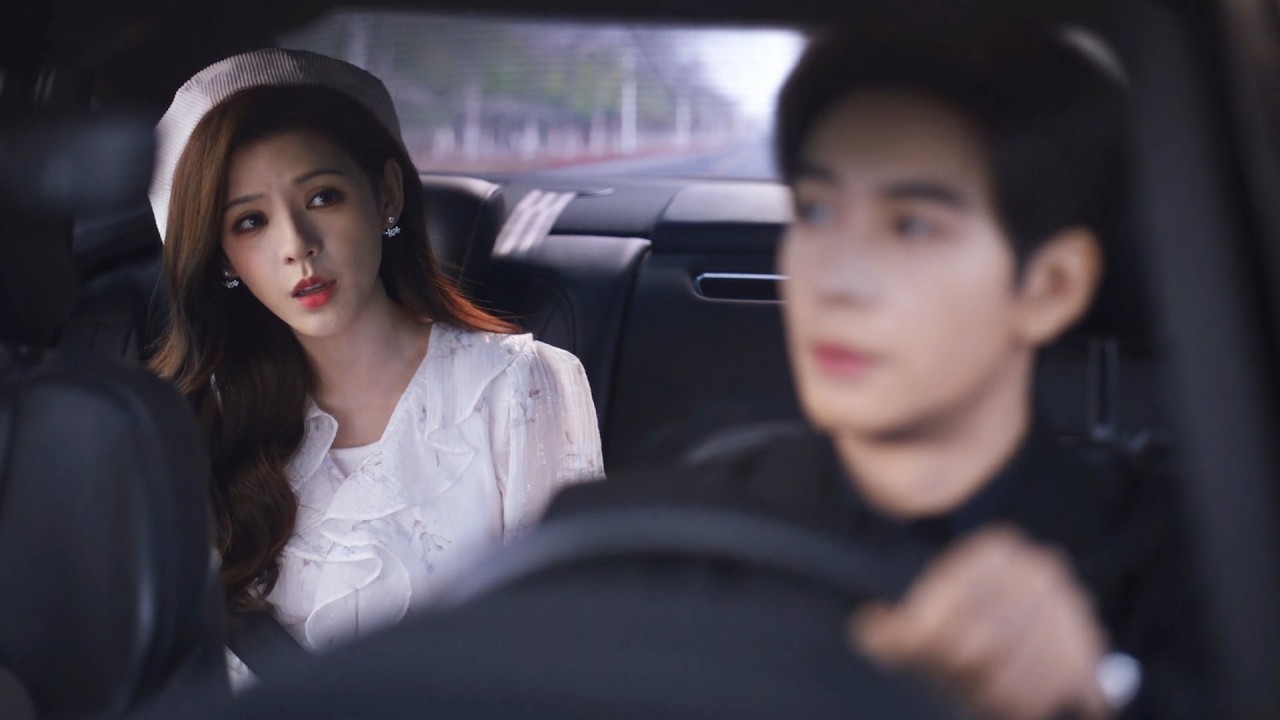 🎄【MOVIE】女明星為躲避狗仔上錯車，本以為他是變態粉絲跟蹤狂，怎料他竟是千億霸總，還​​引起了他的注意！#好看中国电视剧 #爱情