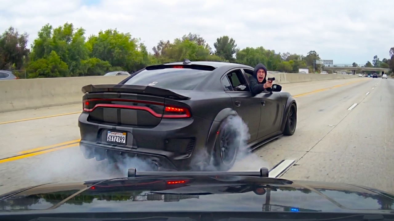 Самые безумные полицейские погони на Dodge Charger и Challenger &mdash; запечатлены на видеорегистраторе.