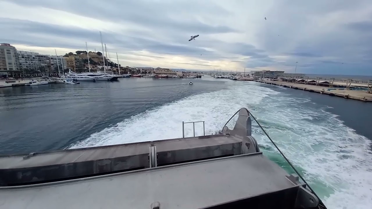 Salida del fast ferry Margarita Salas (Baleària) desde el Puerto de Dénia hacia Ibiza (26-01-2026)