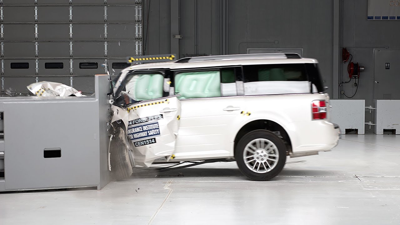 2014 Ford Flex driver-side small overlap IIHS crash test