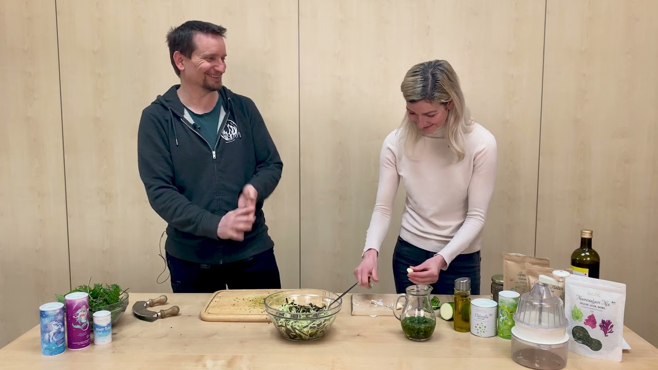 Algen essen: Meeresspagetti und Zuccini Nudeln mit Wildkäutern