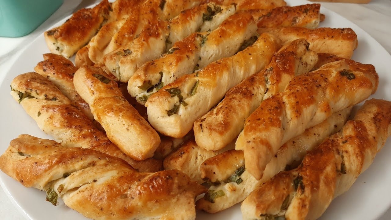 Csavart sós stangli rozmaringos zöldhagymás fűszeres.Legjobb sós sütemény😊