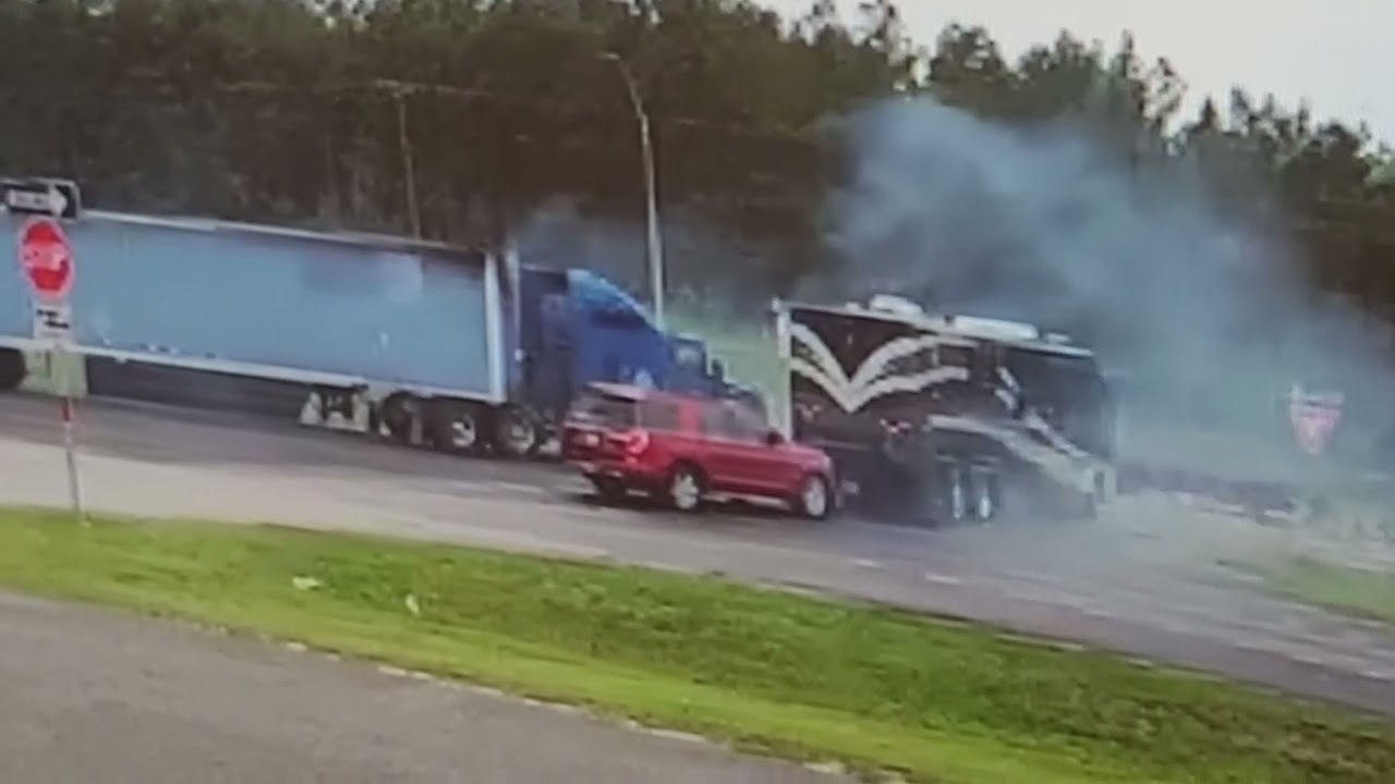 MOTORHOME PULLS OUT IN FRONT OF 18 WHEELER. Truck driver deserves an award. UNBELIEVEABLE OUTCOME!