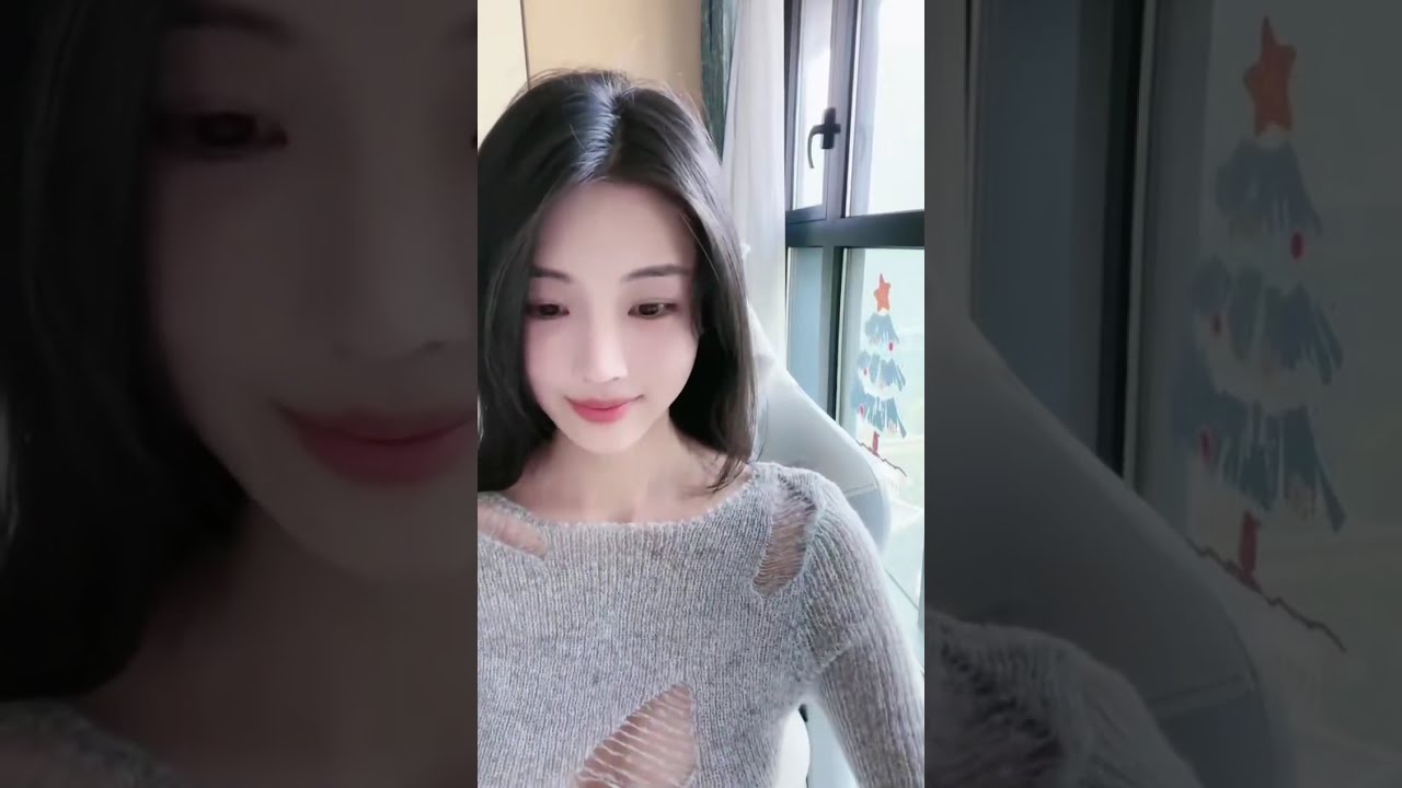 美女直播出现失误，很有特色衣服