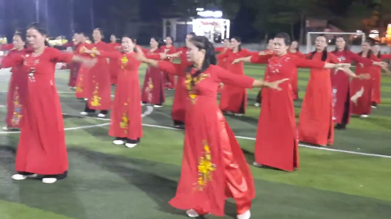 MÚA DÂN VŨ - CÔ LÁI ĐÒ BẾN HẠ - CLB HOA HỒNG ĐỎ - Thôn thượng - xã Tuy Lai