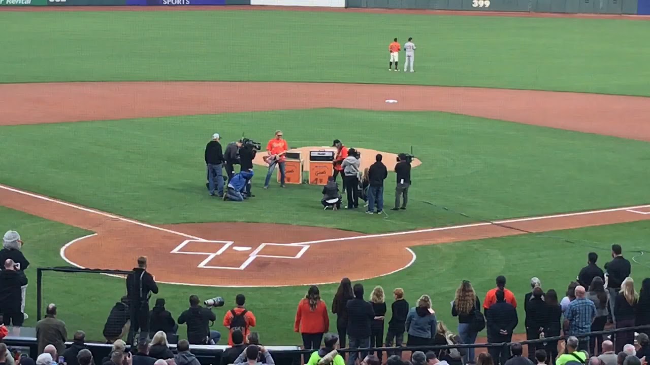 Metallica performs anthem, throws 1st pitch for Giants, Yankees game