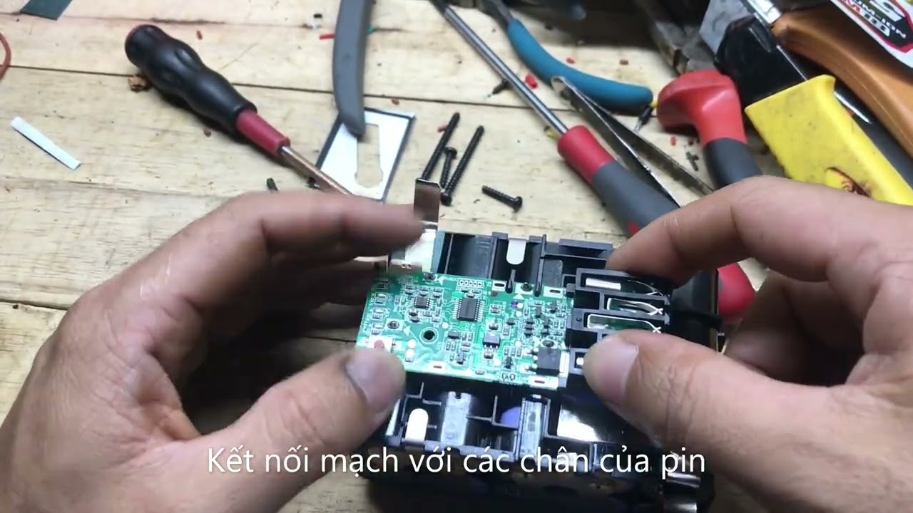 Full quá trình đóng 1 quả pin Milwaukee M18 2P