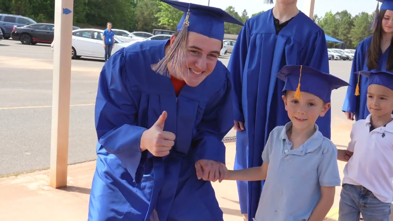 2023 Senior and Kinder Walk Day!!! ILHS & ILES