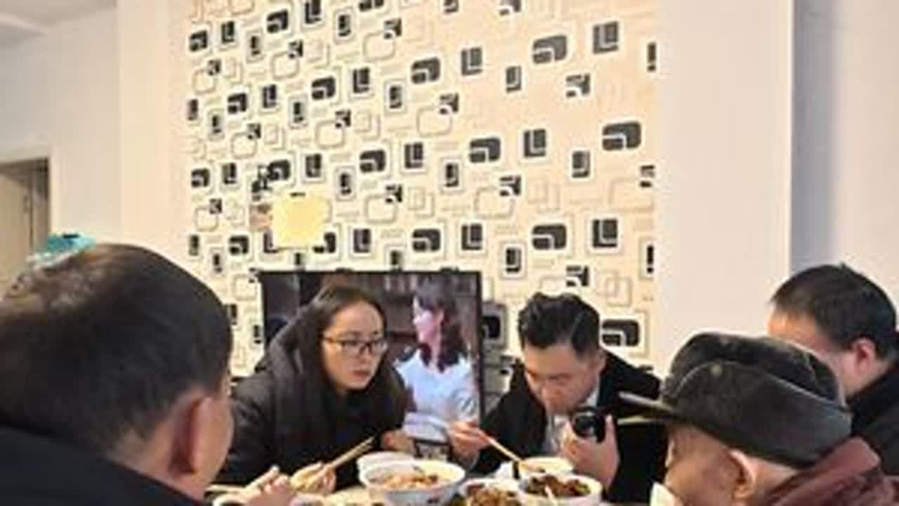 喊女朋友来家吃饭，好让她提前适应下#爱情  #余伟估车  #家宴