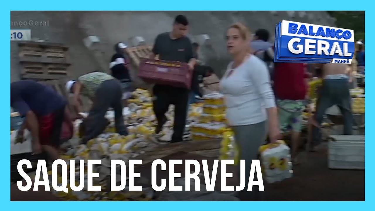 População saqueia carga de cerveja de caminhão tombado na Fernão Dias