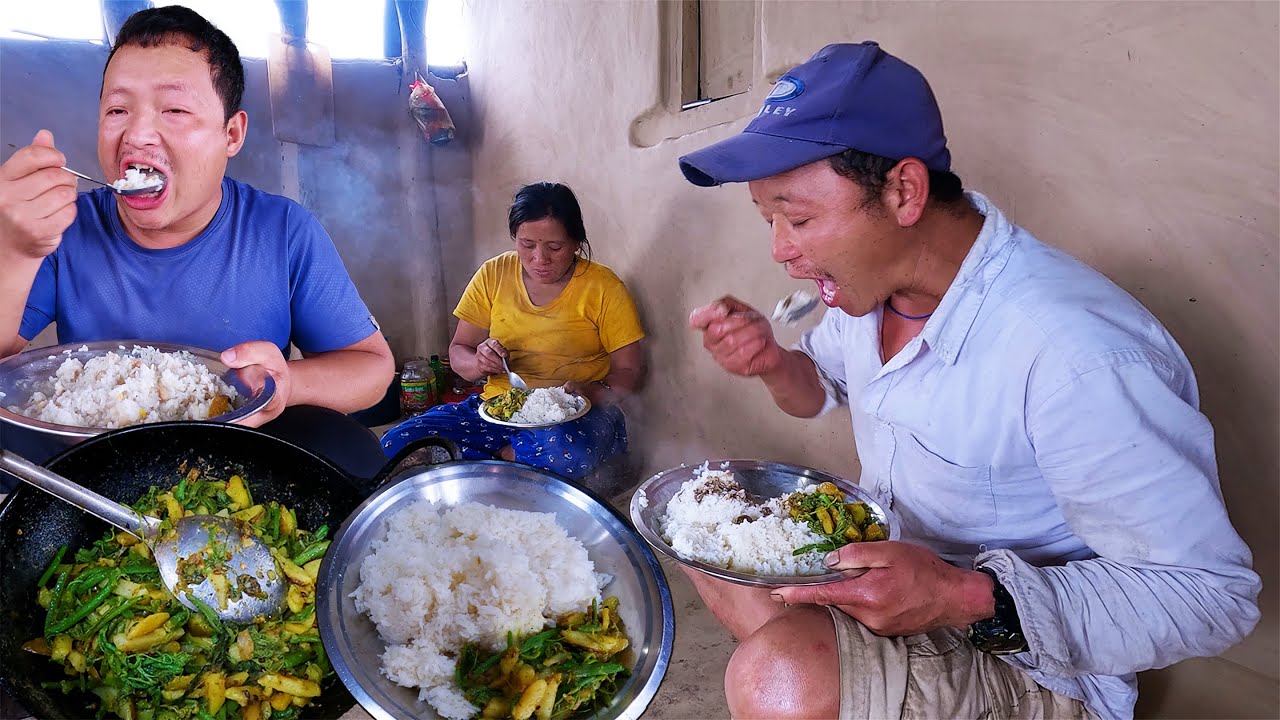 we are eating lunch with Rojan rai || bhumi sarmila in the village || nepali village Kitchen ||