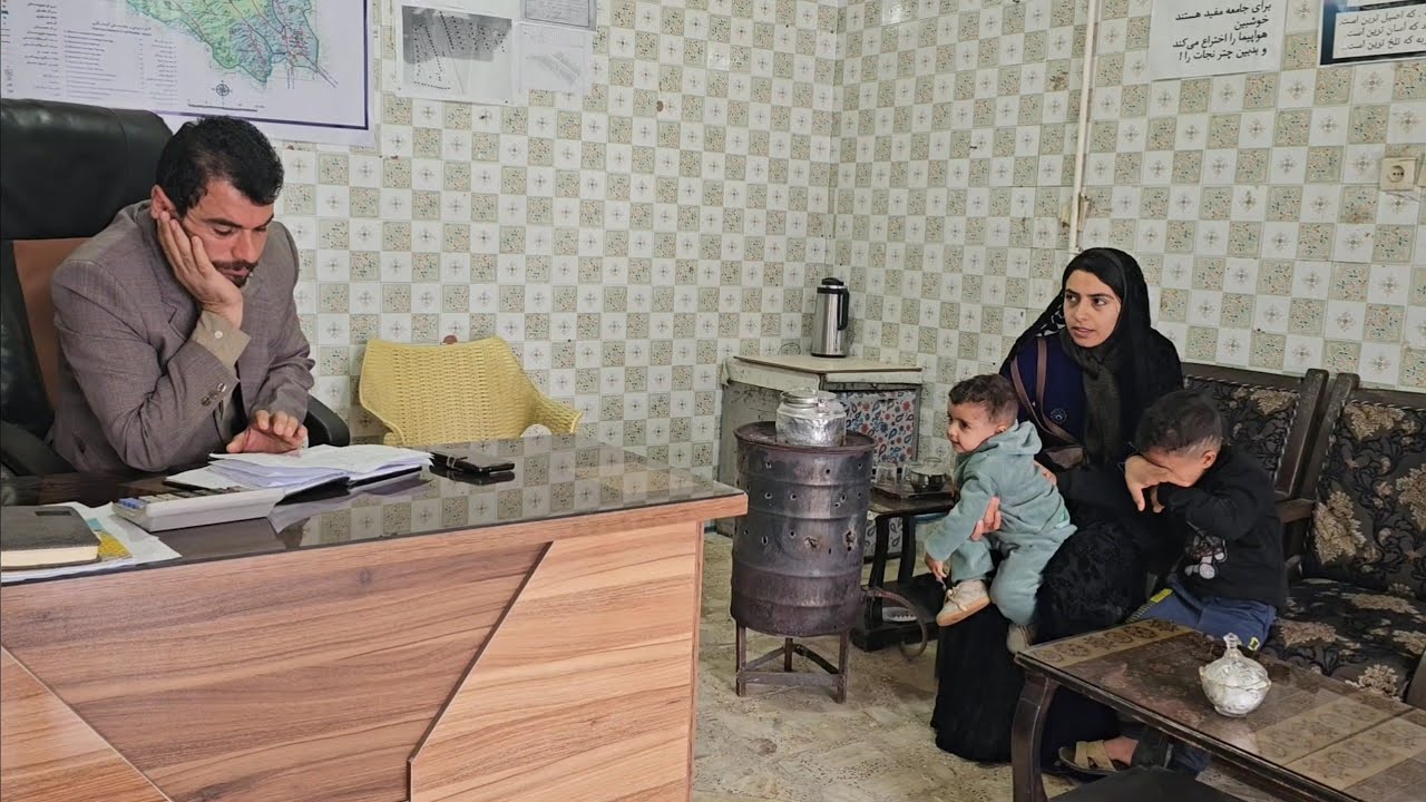 Холодная погода на ферме, Тайяба ищет нового клиента в агентстве недвижимости.