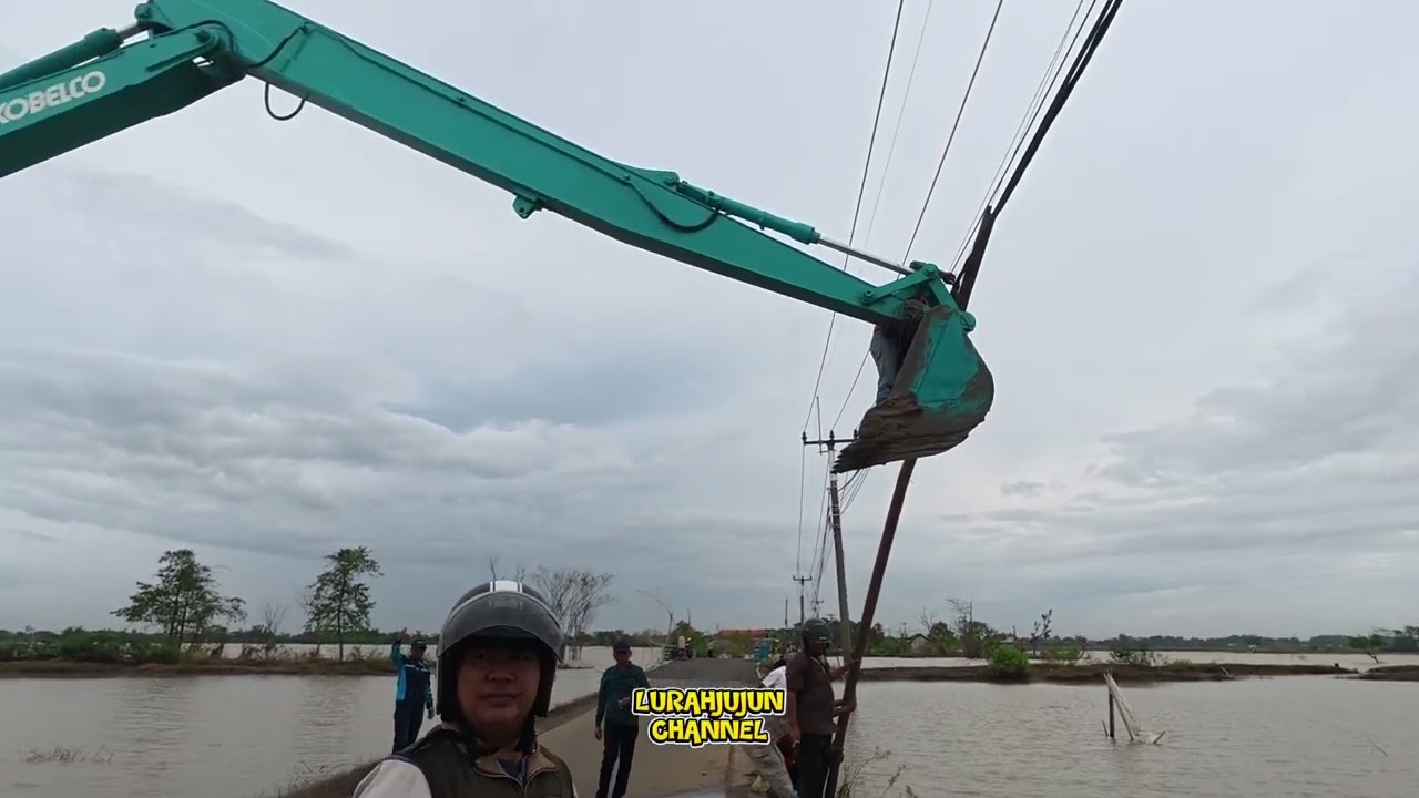 DETIK DETIK EXCAVATOR AMPIBI MELINTAS,KDM PENANGANAN BANJIR,,,