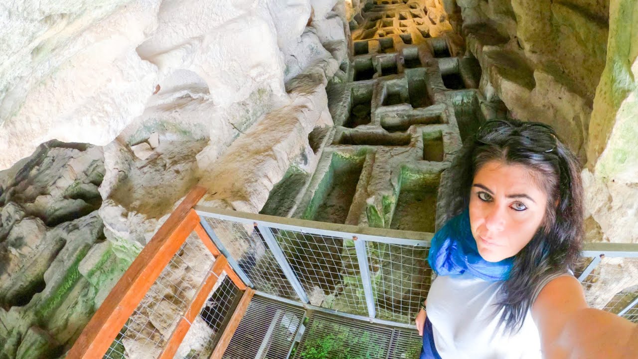 Cava d'Ispica. un'antica catacomba in Sicilia