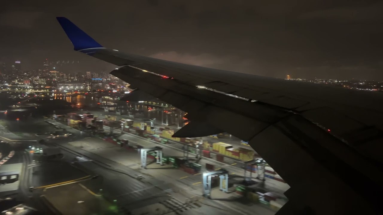 Airbus A220 Fast Floating Landing at Boston Logan - DL915 N117DU - 4K Video - Night Landing
