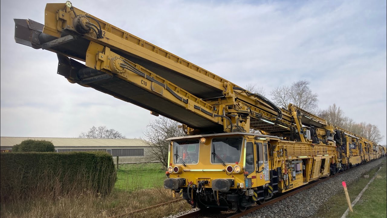 Eurailpool werktrein passeert overgang in tichelwarf met een langzamesnelheid
