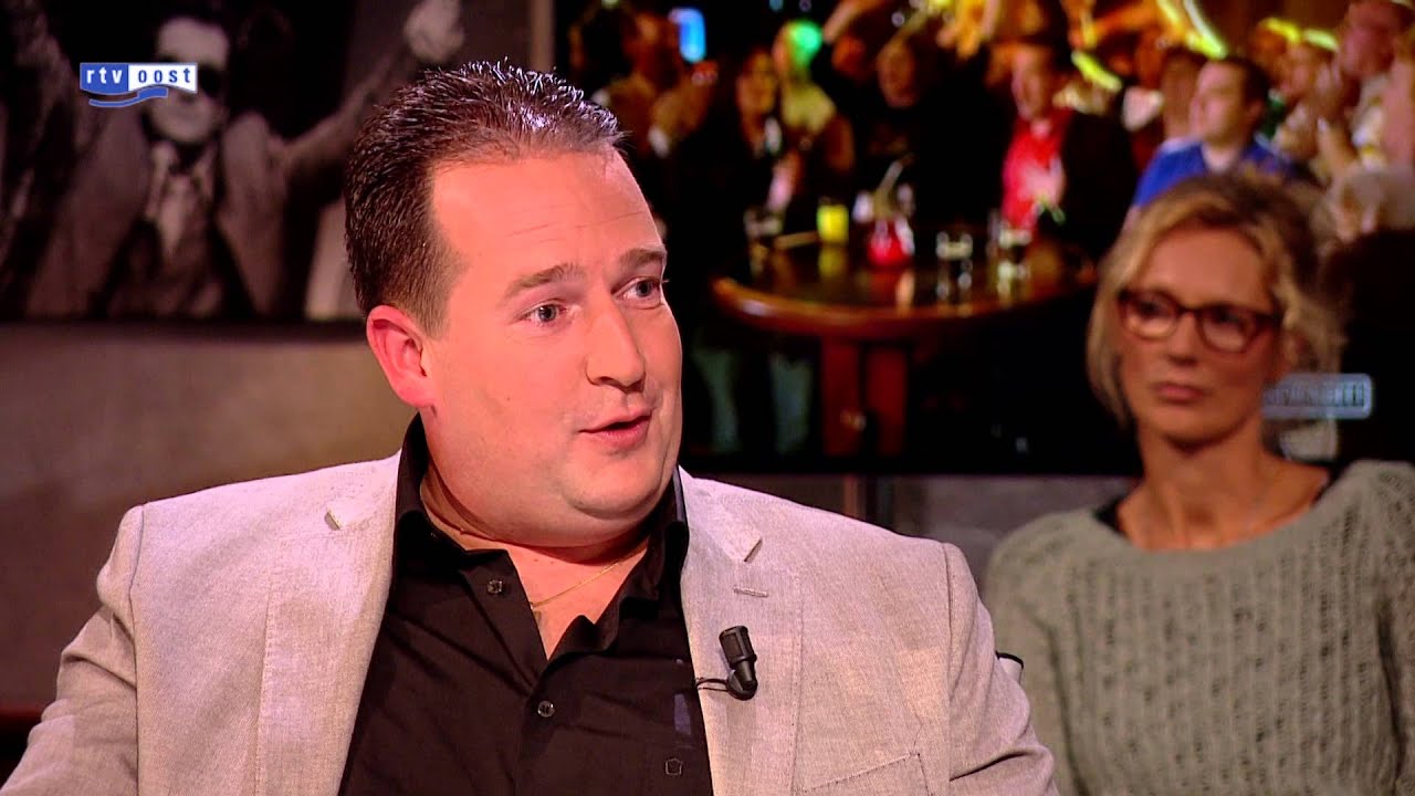 Volkszanger Stef Ekkel opent café in Kampen