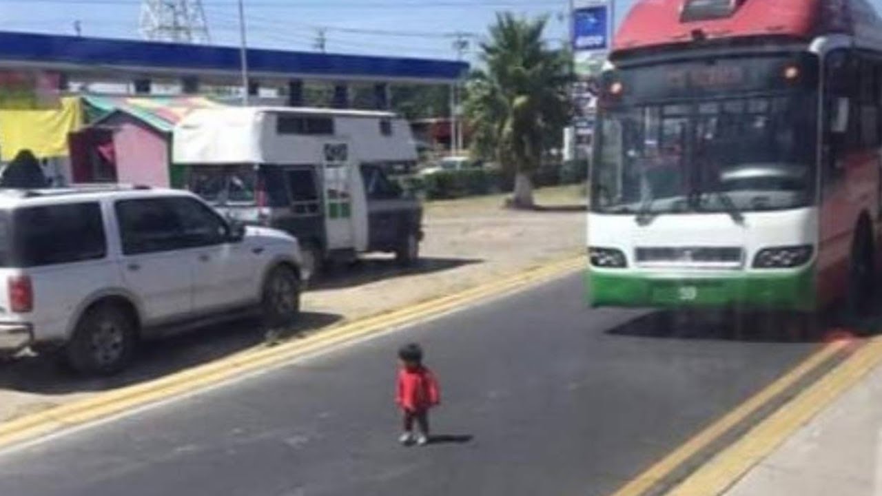 Mexibus por poco atropella a niño en estación Palomas L1