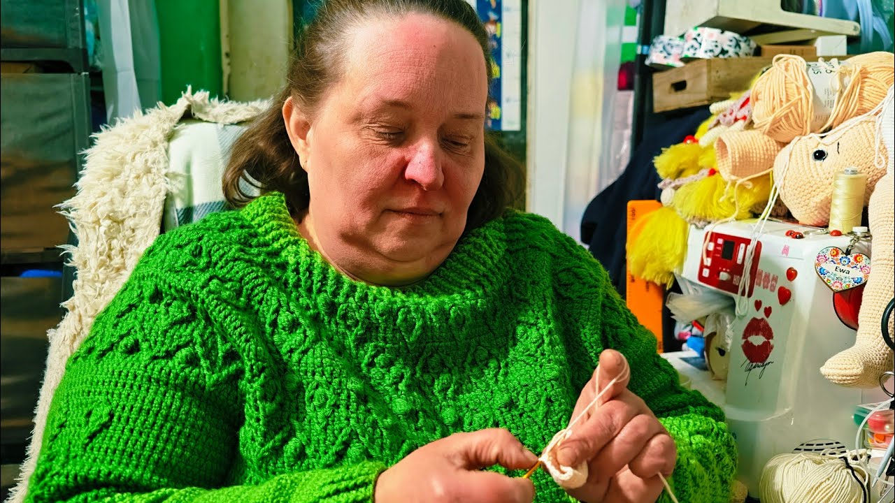 KRAINA WESOŁEGO MISIA PANI EWY, czyli maskotki swetry, kamizelki, skrzynki, chusty