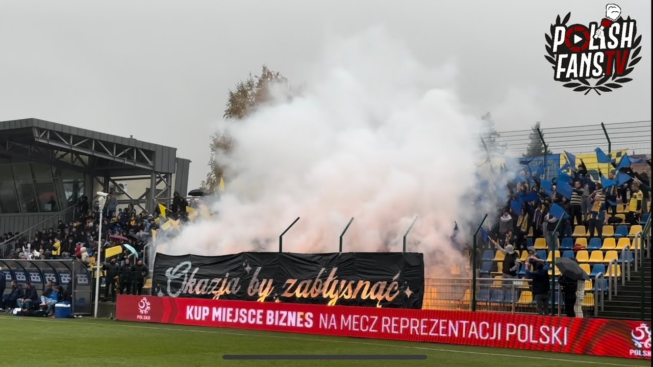 Oprawa Avii na meczu z Ruchem - zabawa niebieskich bez koszulek w Świdniku (29.10.2024)