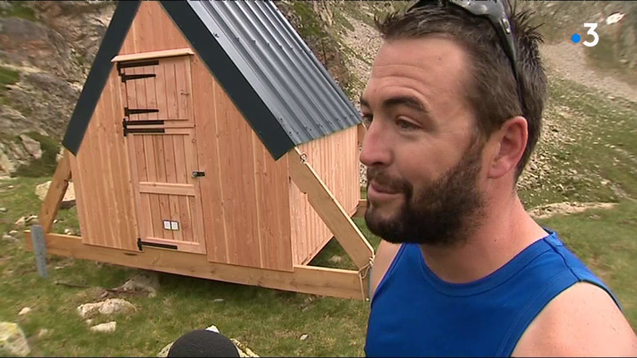 Une cabane de berger installée seulement pour l'été au coeur du Parc National des Pyrénées