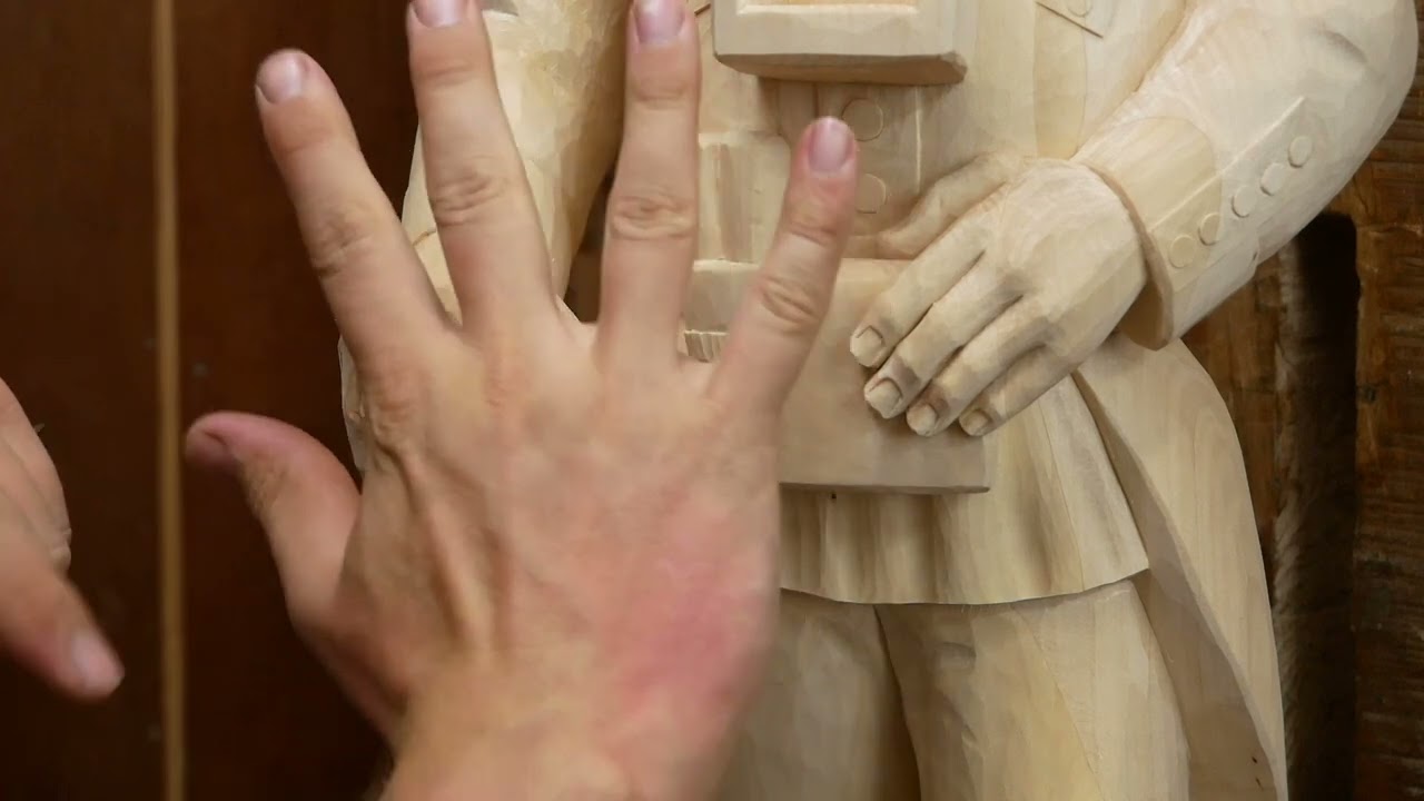 An einer Hand schnitzen