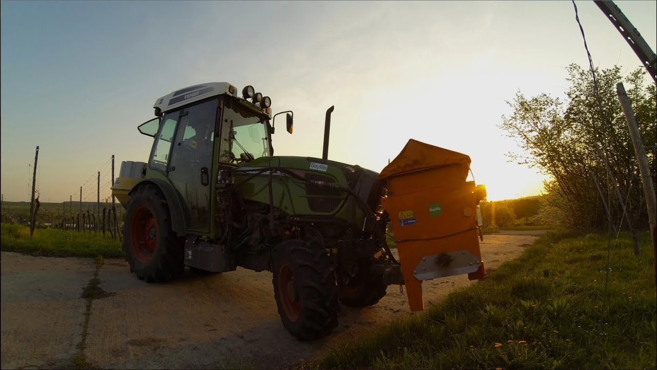 Fendt 210 Vario beim Düngerstreuen im Weinberg