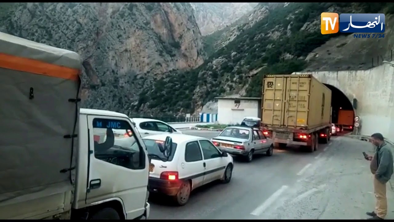 شاهد.. تعطل شاحنة يغلق نفق خراطة ويتسبب في اختناق مروري ببجاية