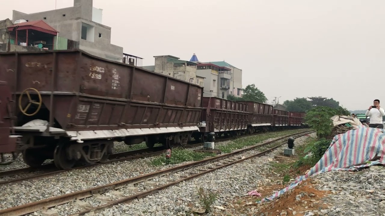 D12E-655 Kéo tàu Hàng H3201 RỜi ￼￼￼ Ga phủ Đức￼