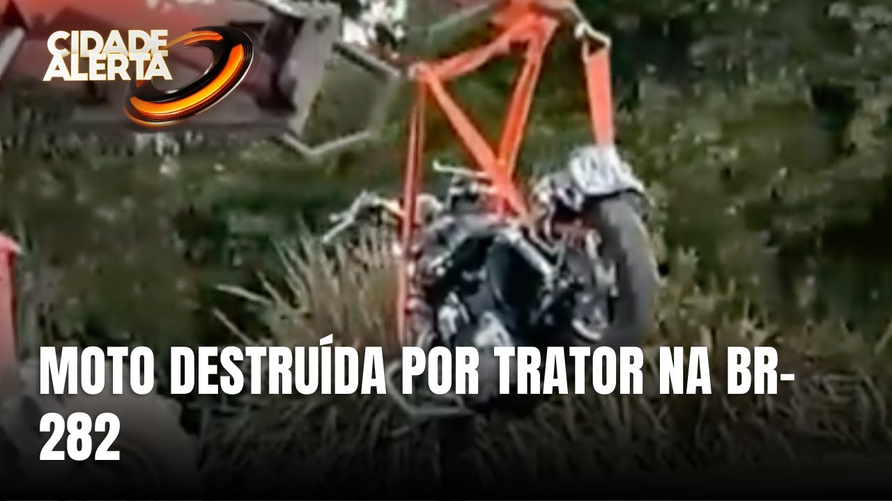 Trator destr&oacute;i moto parada no acostamento da BR-282 em Santa Catarina