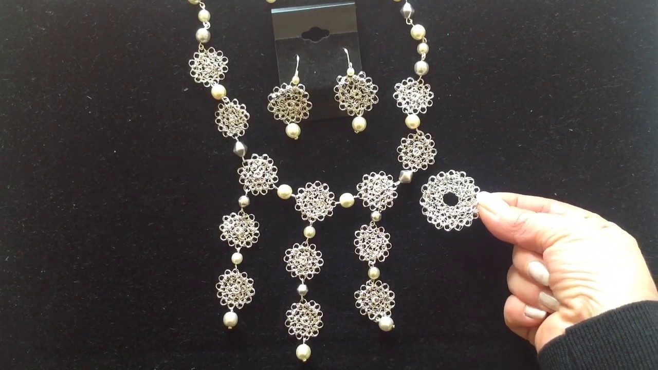 Collana con elementi a cerchio in filo metallico e perle - particolare tecnica wire crochet