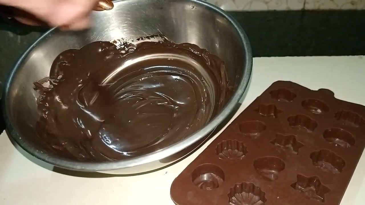 घर पर बनाएं टेस्टी होममेड चॉकलेट 🍫 | Easy Chocolate Recipe #HomemadeChocolate Business#FlavourFusion
